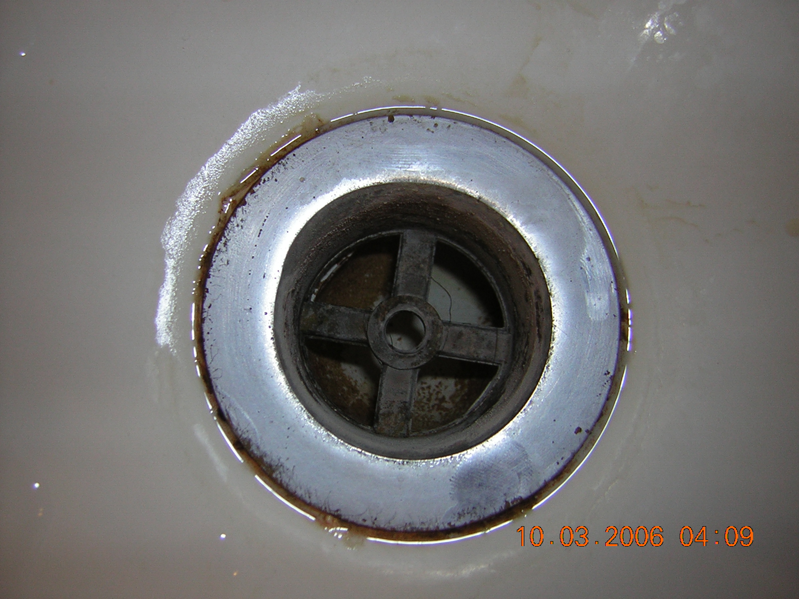 Bathtub And The Drain, How To Repair Rust Around Bathtub Drain